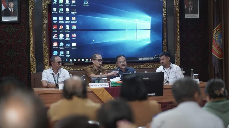 Sekda Karangasem I Ketut Sedana Merta Pimpin Acara Pelepasan ASN dan Pejabat yang Memasuki Purnabakti