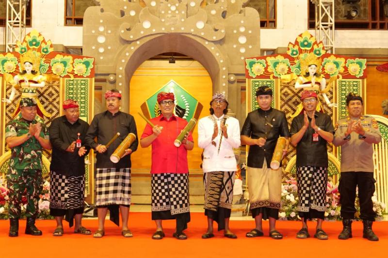 Tutup FESTA II Tahun 2026, Bupati Sanjaya Apresiasi Peran Generasi Muda dalam Pelestarian Budaya