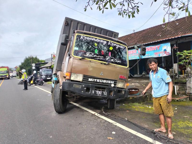 Truk Bermuatan Adem Sari Seberat 9,5 Ton Ambles di Jalur Berembeng