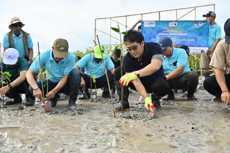 Satu Mangrove Sejuta Manfaat, Aksi Nyata Wagub Giri Prasta dan SMSI Bali Rawat Pertiwi