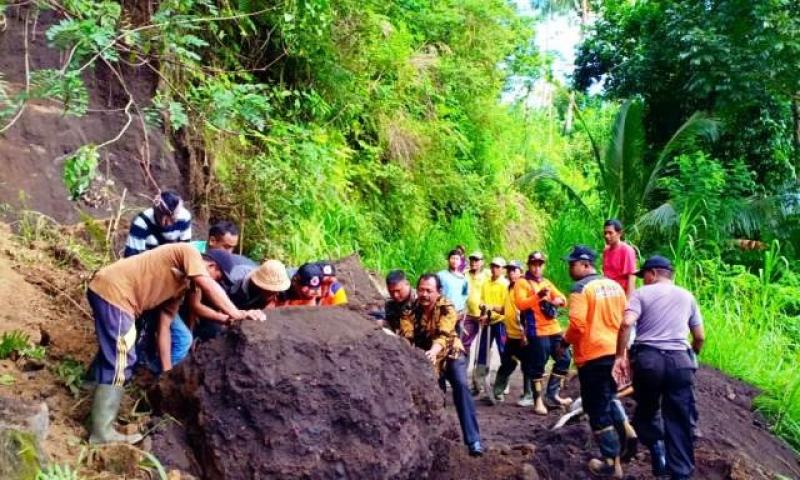 Hujan Semalaman, Jalan Lingkar di Desa Bebandem Tertimbun Longsor