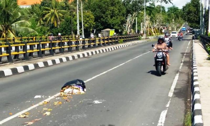Sampah Berceceran di Jalan Raya, Bahayakan Pengguna Jalan