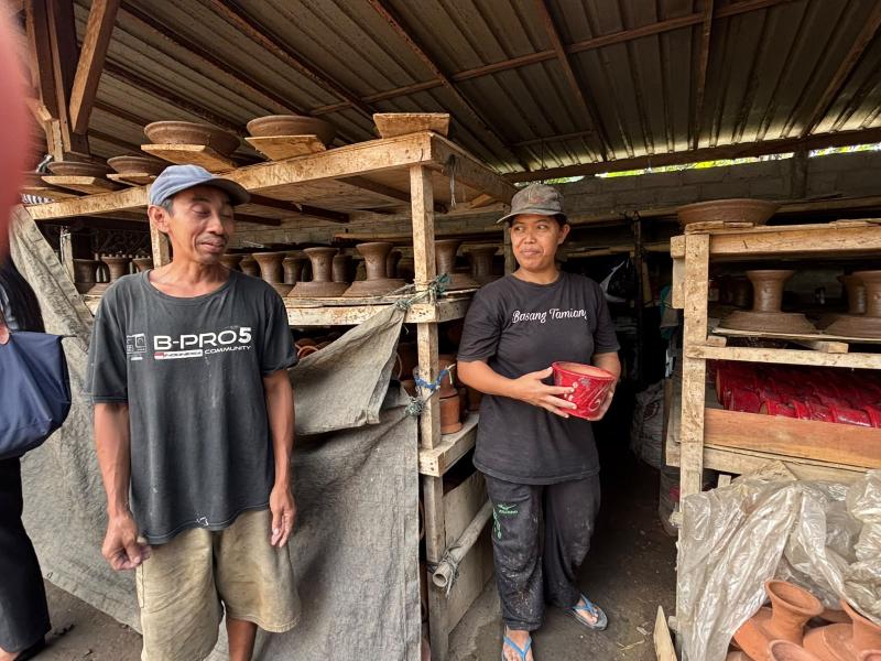 KUR BRI Perkuat Perajin Gerabah untuk Menjaga Tradisi Pengabenan Bali