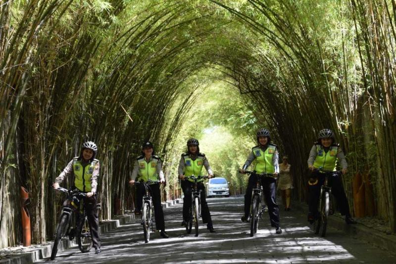 Polwan Polres Badung Patroli Sepeda Pantau Obyek Wisata